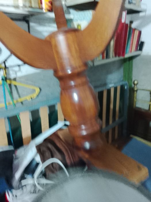 Mesa em cerejeira como nova, para desocupar espaço
