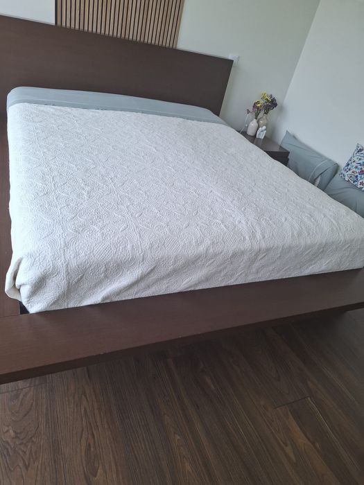 Cama casal 1,6 x 1,9 em madeira de qualidade e mesinhas de cabeceira