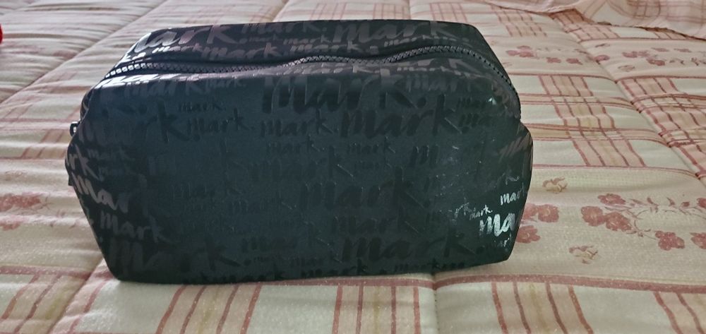 Conjunto  2 Bolsas Necessaire uma preta, e uma branca