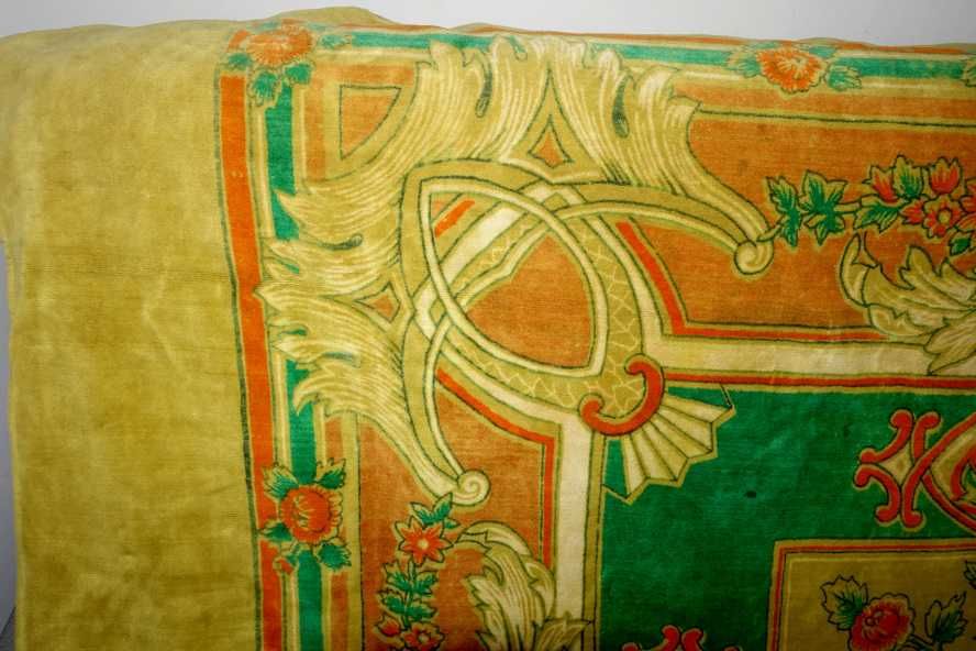 Zabytkowy kilim pluszowy.