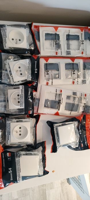 Simon 54, 3 ramki podwójne, 4 kontakty, 2 wlaczniki