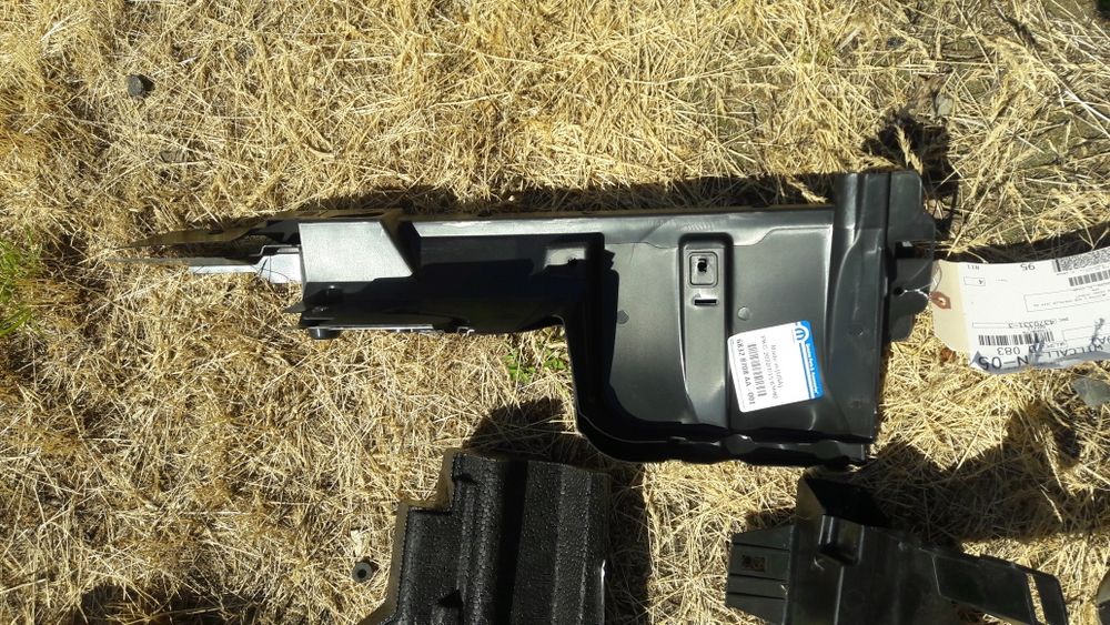 Нижній дефлектор радіатора боковий  Jeep Grand Cherokee 2017-