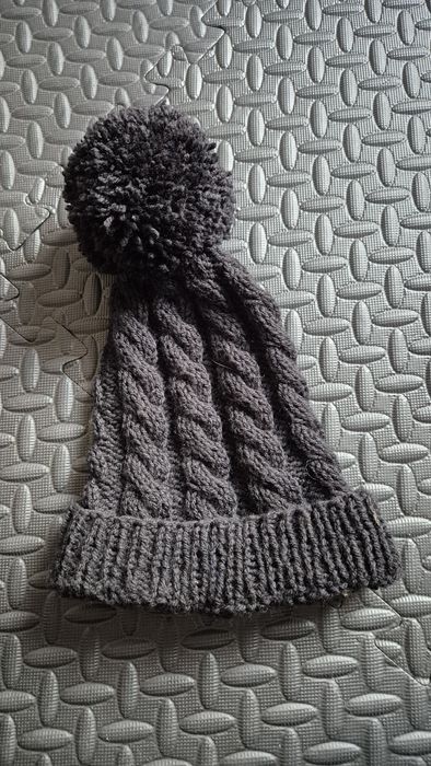 Ciepła wełniana czapka ręcznie szyta czarna z pomponem na zimę zimowa