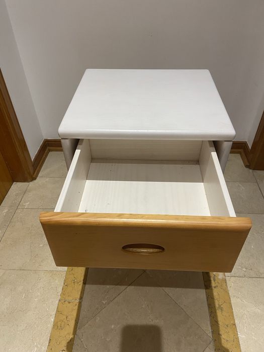 Movel de 3 gavetas, em madeira maciça