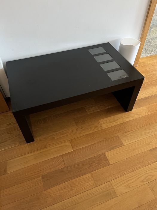 Mesa de centro em madeira maciça e espaços para fotos