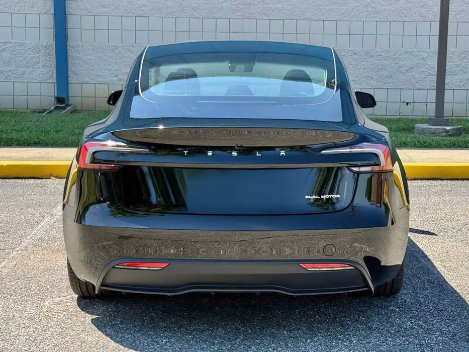Tesla Model 3      2024