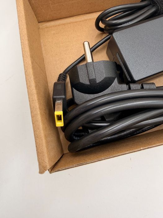 niwersalny zasilacz sieciowy (AC adapter) o mocy 65W.