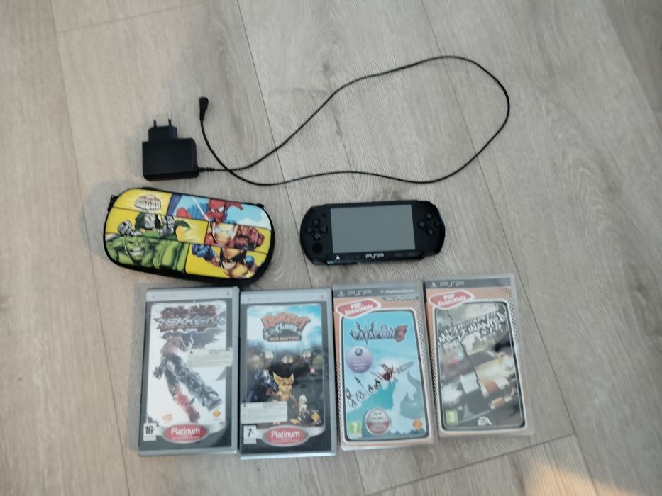 Konsola Sony PSP z 4 grami i pokrowcem