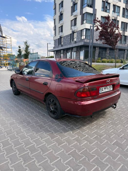 Авто Мазда 323 автомобіль