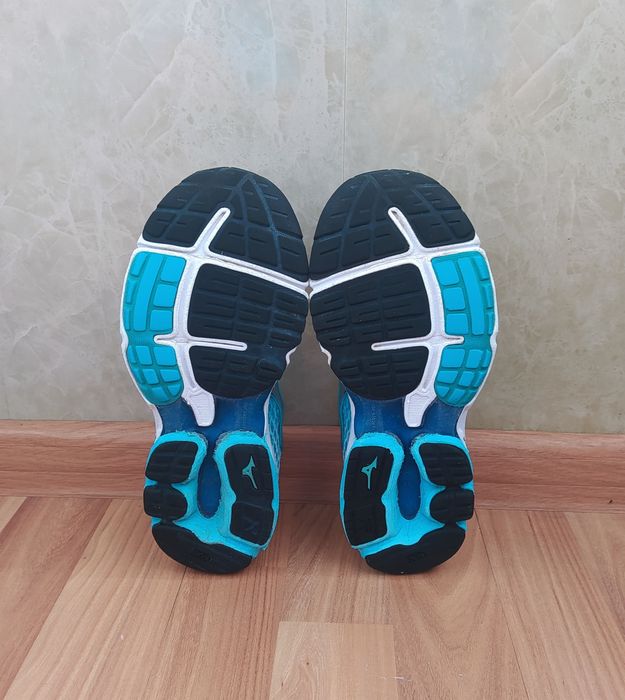 Mizuno - ігрові жін кросівки,36,5р люкс