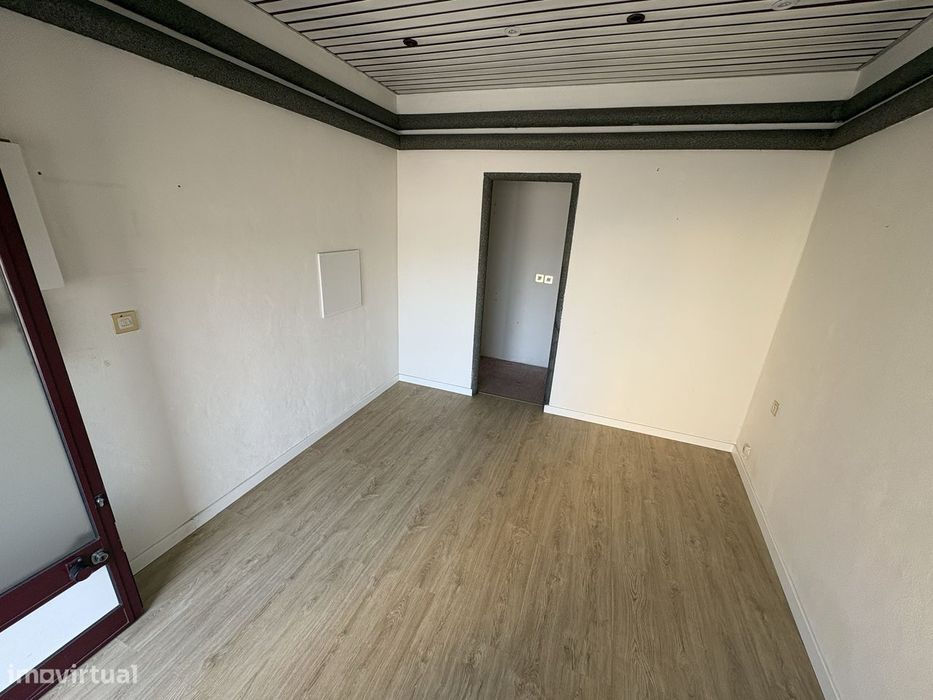Espaço comercial com uma área total de 15,5 m2 no rés do chão