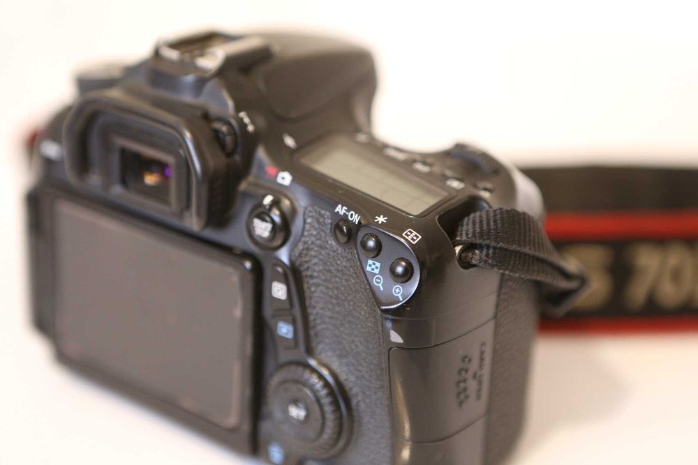 Canon EOS 70D  гарний стан