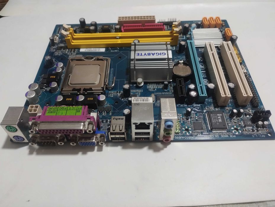 Плата материнская Gigabyte GA-945GCM-S2L с процессором и охлаждением.