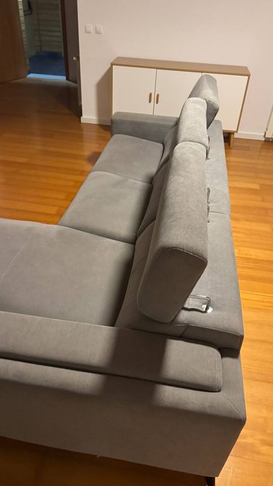 Sofá com chaise long marca Stoffus, cinzento.