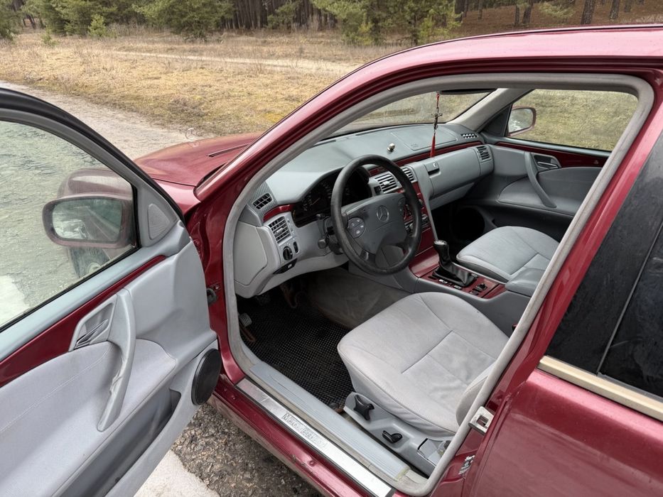 Продам Mercedes E240,