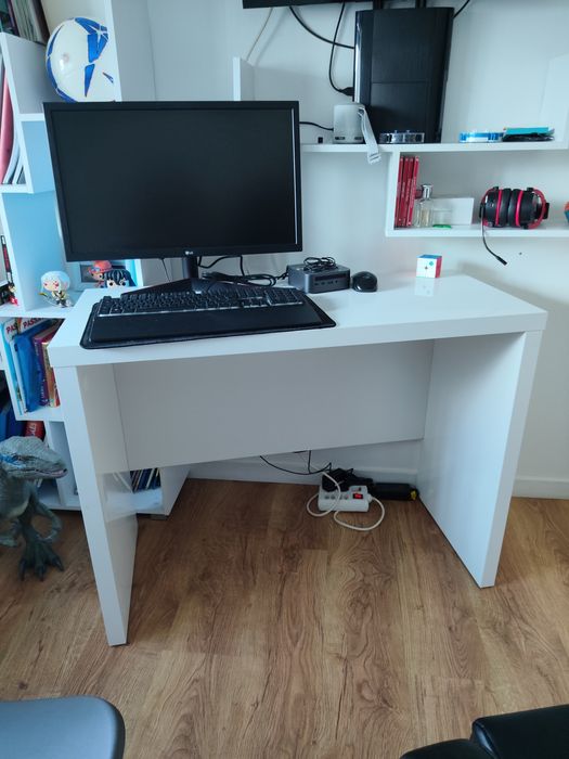 Conjunto secretária, cadeira e estante