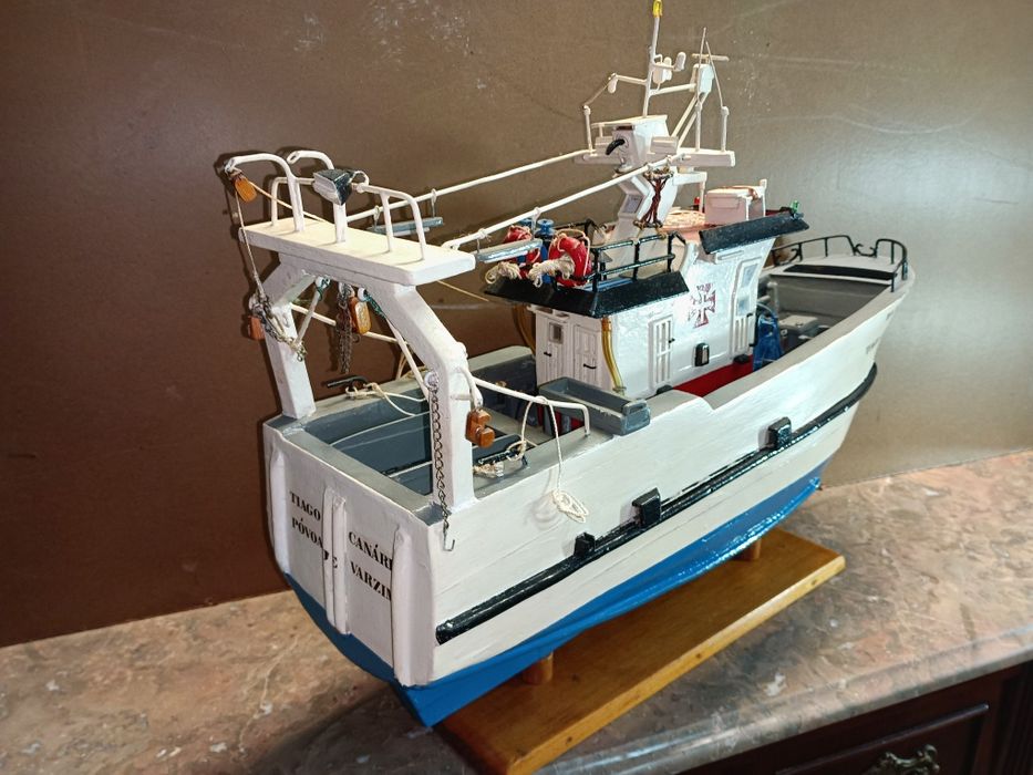 Barco em madeira para coleção, feito artesanalmente, medidas: 56/45cm.