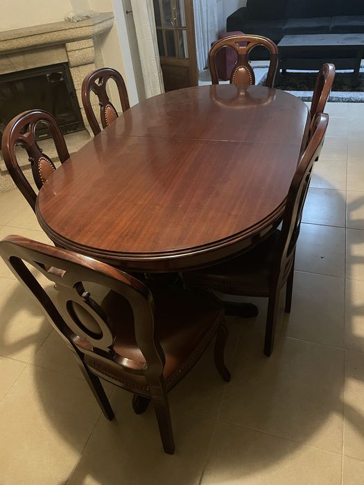 Mesa de sala com cadeiras