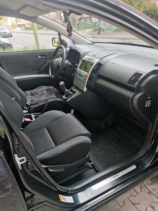 Sprzedam samochód osobowy Toyota Corolla Verso.