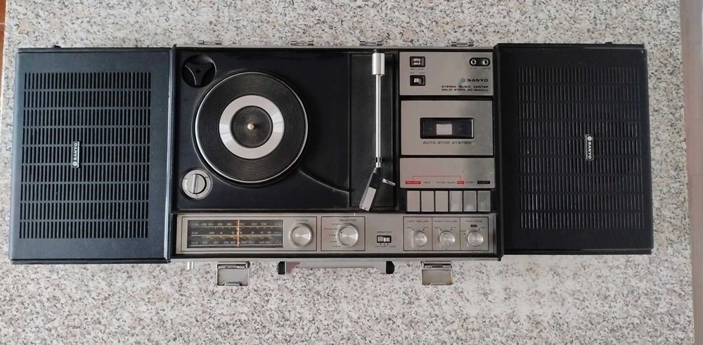 Музцентр , музкомбайн 72 г выпуска SANYO G2612N