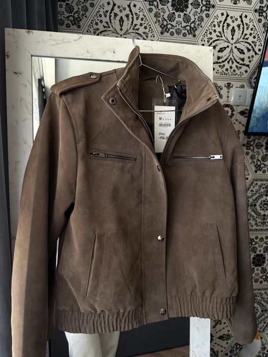 Замшевий бомбер з високим комірцем шоколадний колір