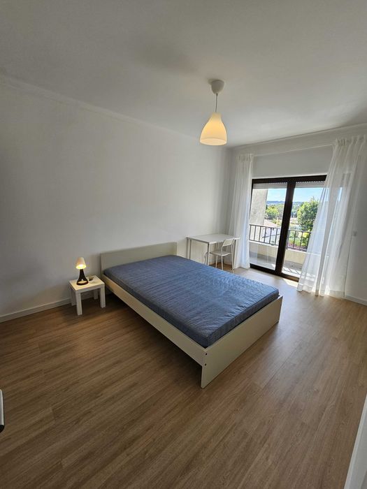 Quarto suite com varanda em apartamento remodelado e mobilado