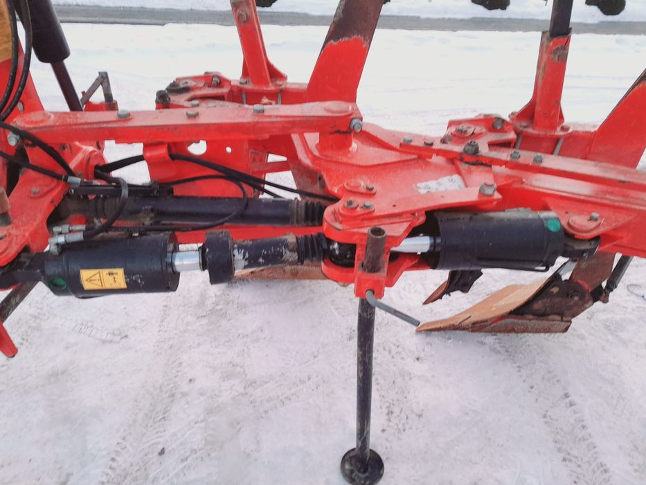 Pług obrotowy 4 VARIO 
Gregoire Besson 2005rok.