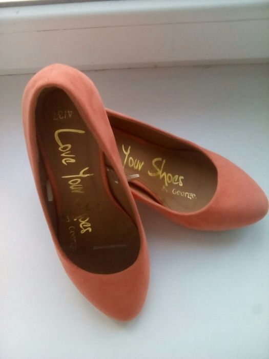 Туфли лодочки, классические, на среднем каблуке.