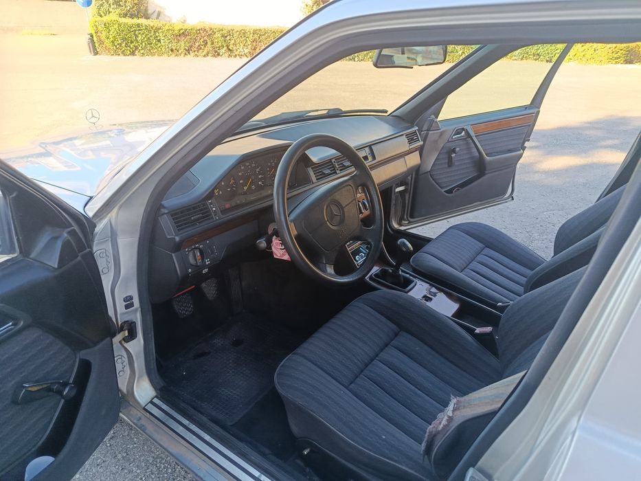 Mercedes- Benz 200 D