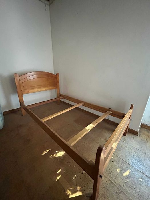 Cama em madeira 180x100m-oferta mesa cabeceira