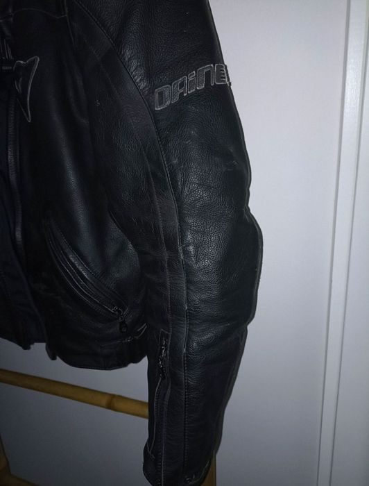 Casacos de mota Dainese em pele preta com proteções