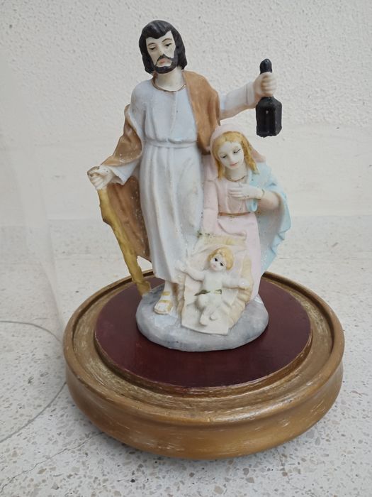 Belíssima redoma com 25cm base em madeira e sagrada família em marfini