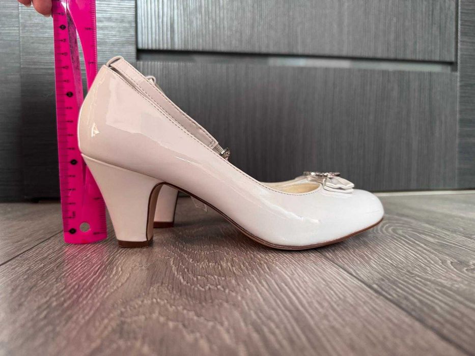 Buty komunijne lakierowane dla dziewczynki, r. 35