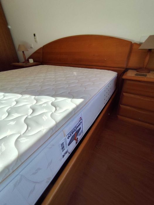 Conjunto de cama e mesas de cabeceira