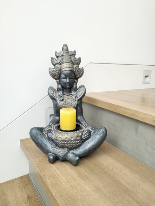 Estatueta pintada á mão