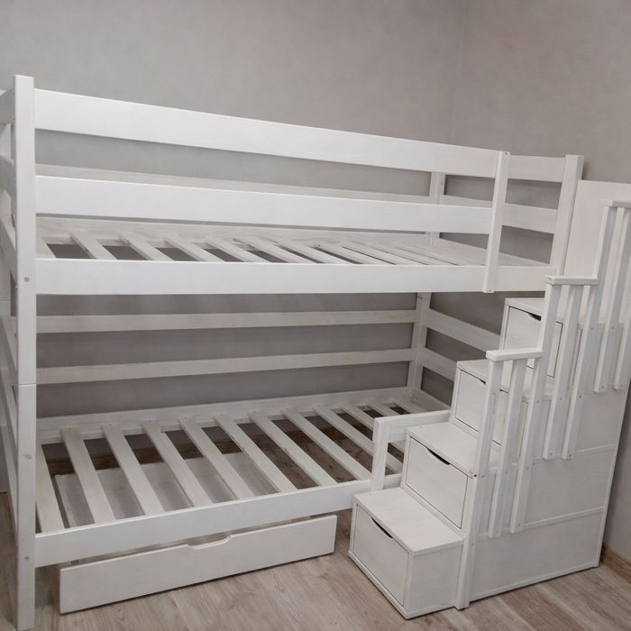 Łóżko piętrowe ze schodami