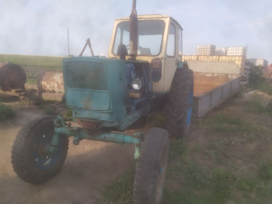 Трактор ЮМЗ -6 .