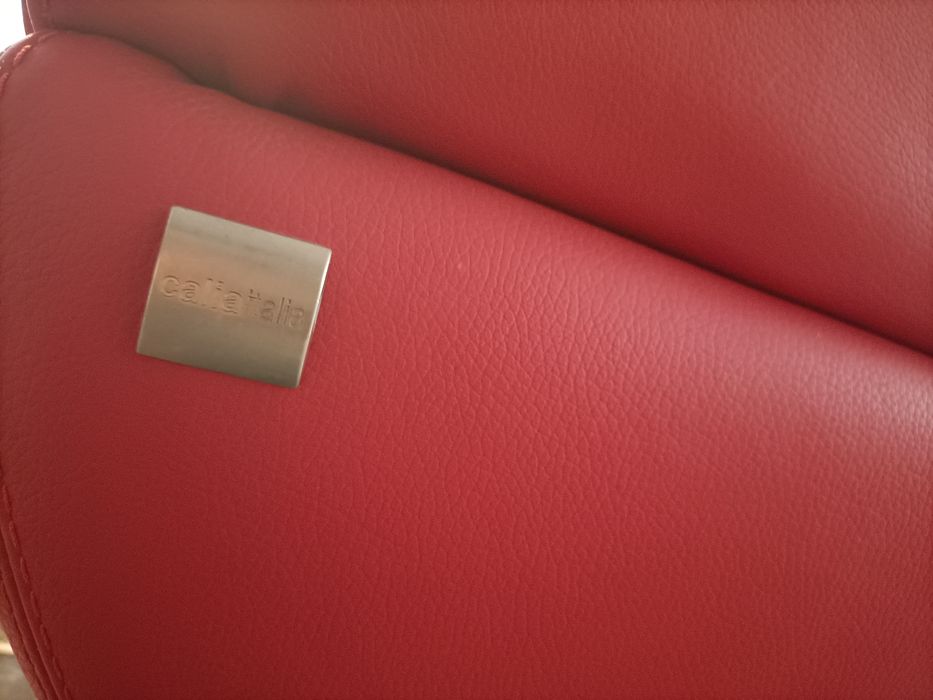 Czerwone kanapy skórzane