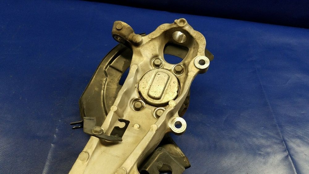 Кулак правый и левый INFINITI EX35 G37 Q50 Q70 Q70L цапфа 350Z nissan