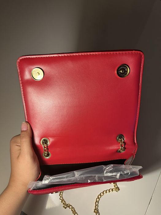 Bolsa vermelha com corrente dourada