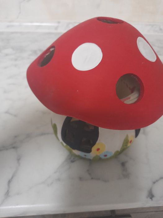 Свечки и подсвечники.