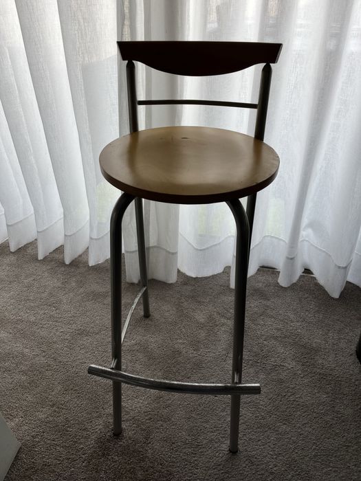 Cadeiras altas de madeira e ferro