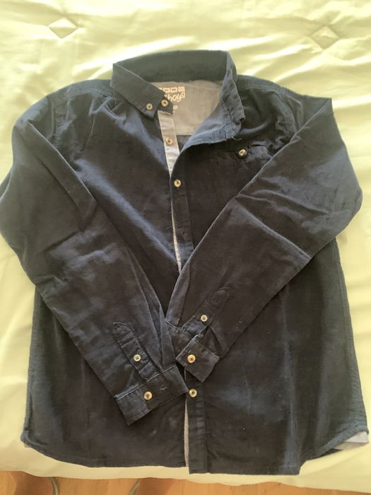 Camisas branca e azul
