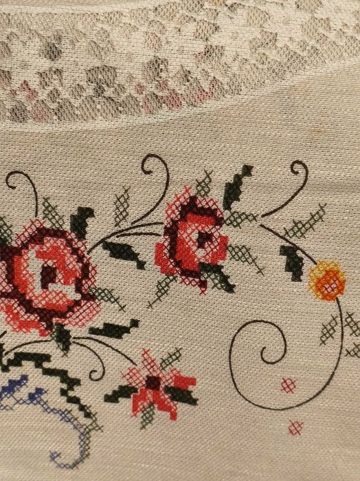 2 toalhas de mesa imitação de ponto cruz e renda