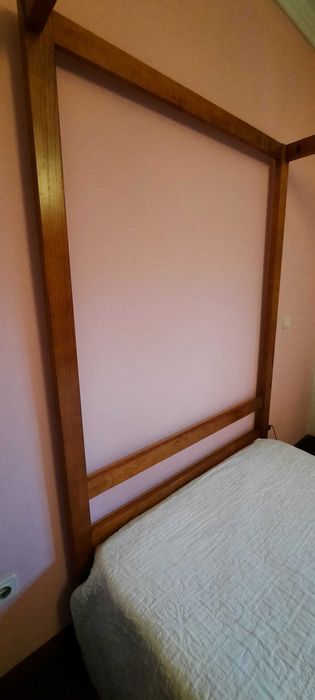 Cama de madeira com dossel