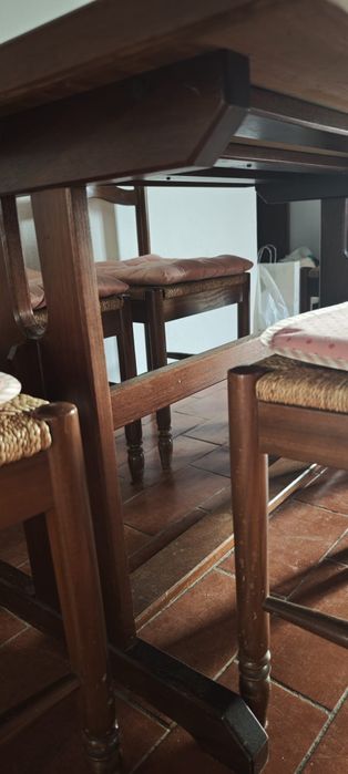 Mesa de madeira maciça com cadeiras