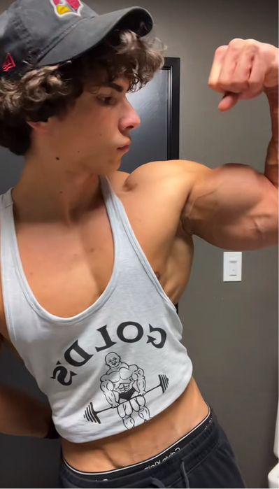 Майка Golds Gym сіра, круто сидить на тілі