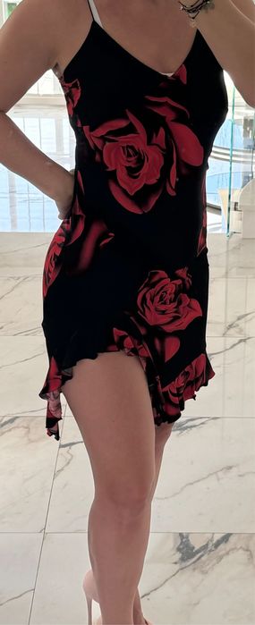 Sukienka mini z rozcieciem