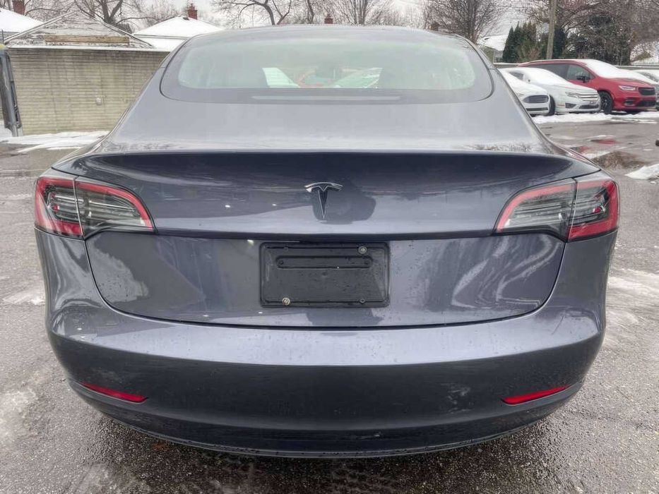 Tesla Model 3      2023