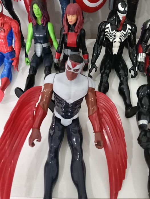 13 Figuras de Ação Marvel Titan Hero